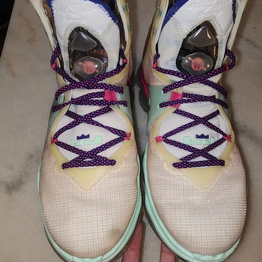 Nike LeBron 19 Valentine's Day Sneakers - Picture 3 of 5